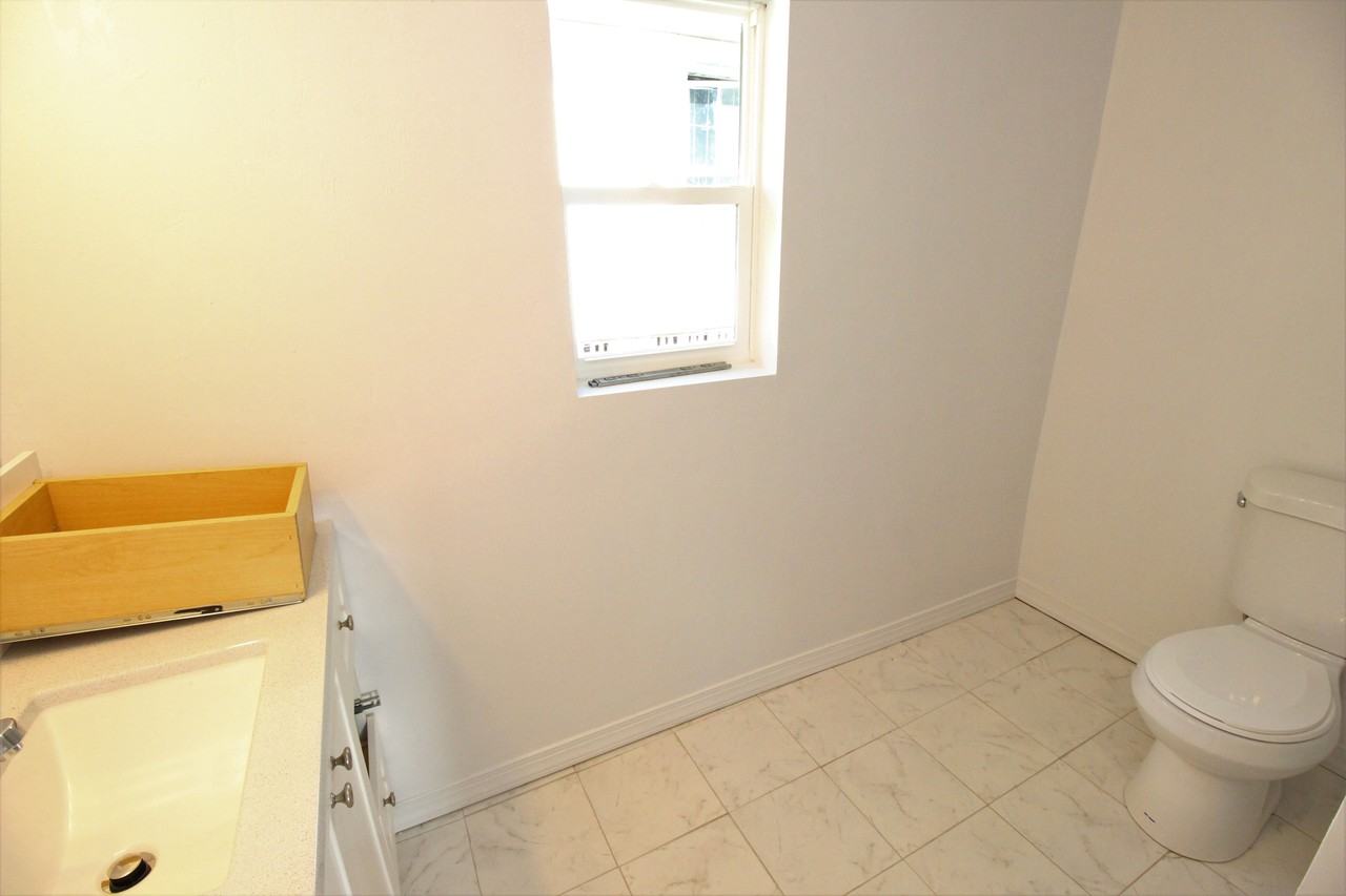 501 Nw 2nd St #1 - Photo 6 of 8