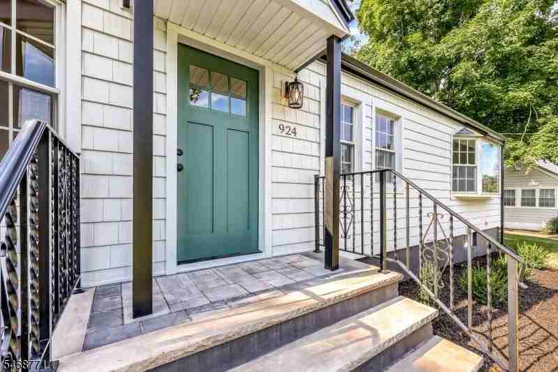 924 Franklin Ave - Photo 2 of 17