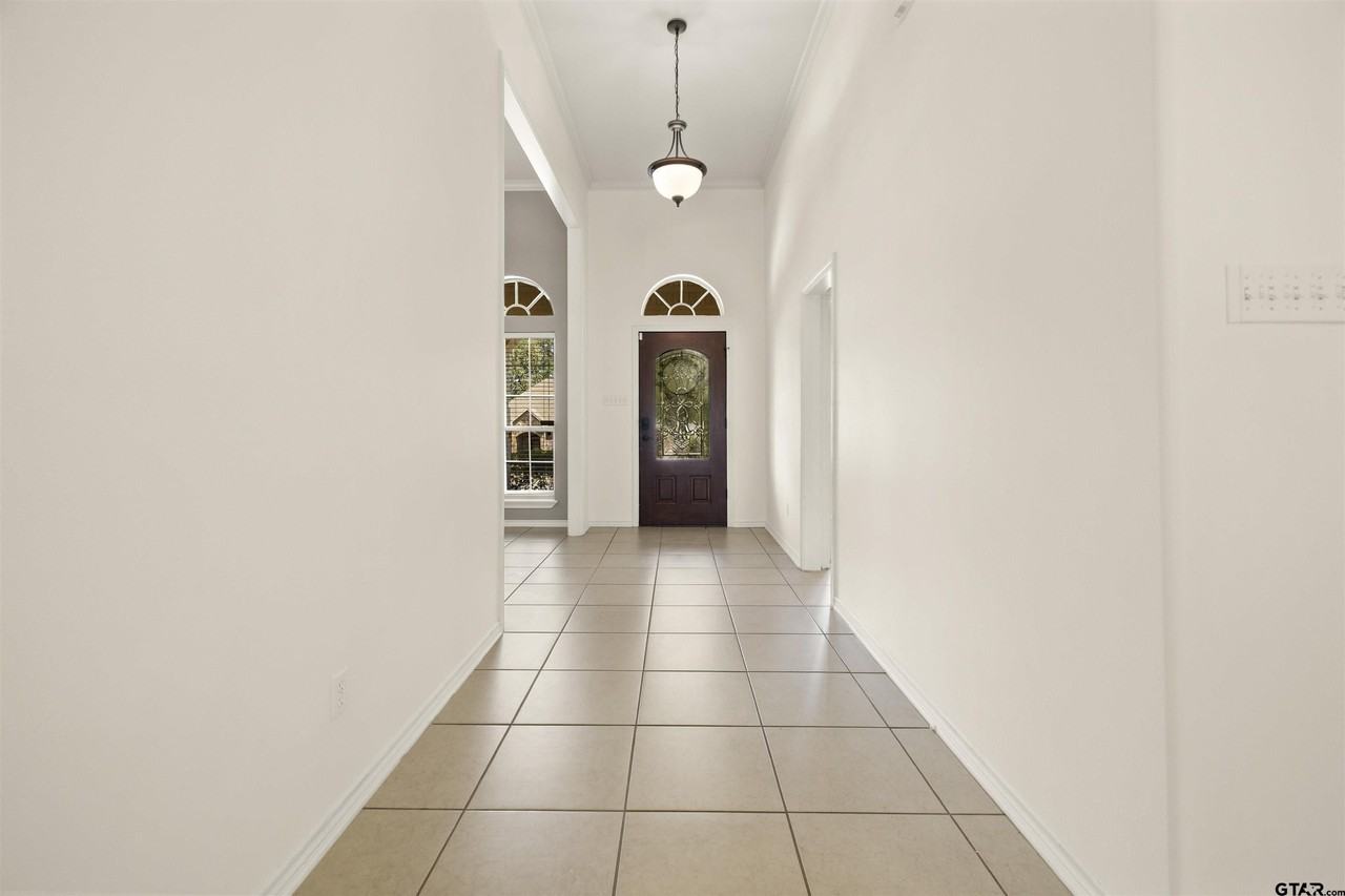618 Huntwick Ln - Photo 3 of 20