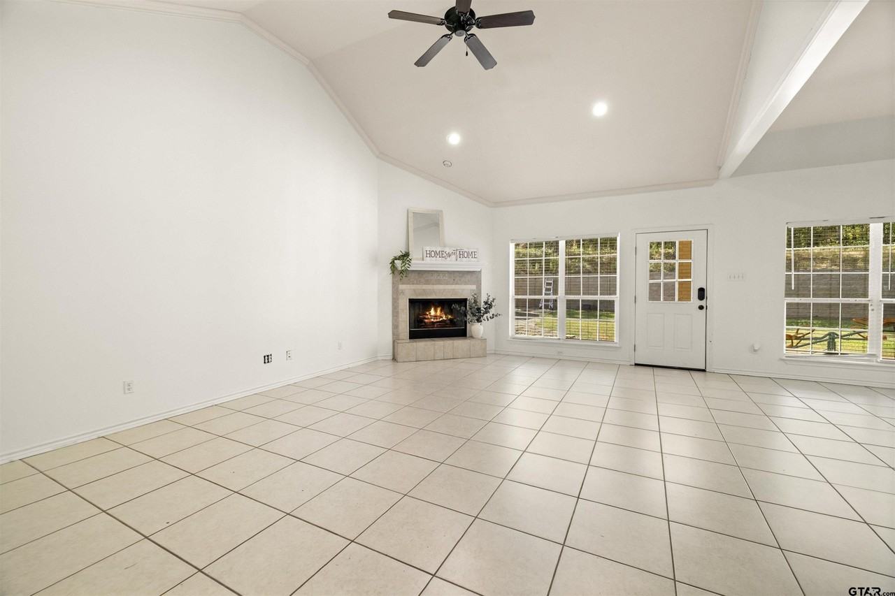 618 Huntwick Ln - Photo 4 of 20