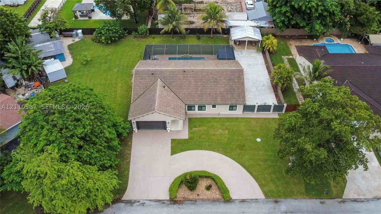 15221 Sw 148th Ave - Photo 4 of 43