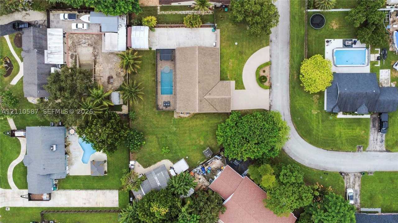 15221 Sw 148th Ave - Photo 5 of 43