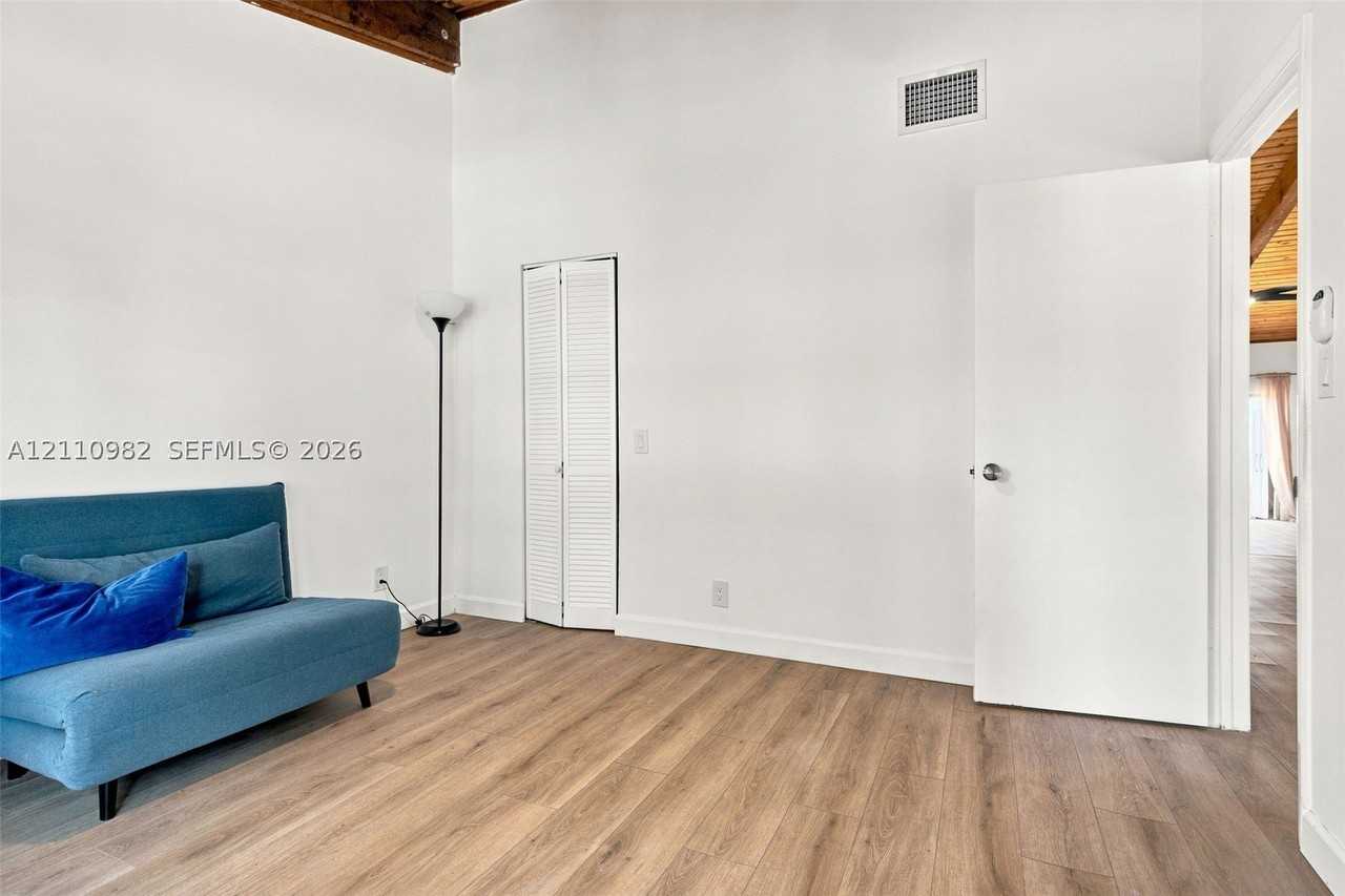 2221 Buttonwood Ave - Photo 3 of 33