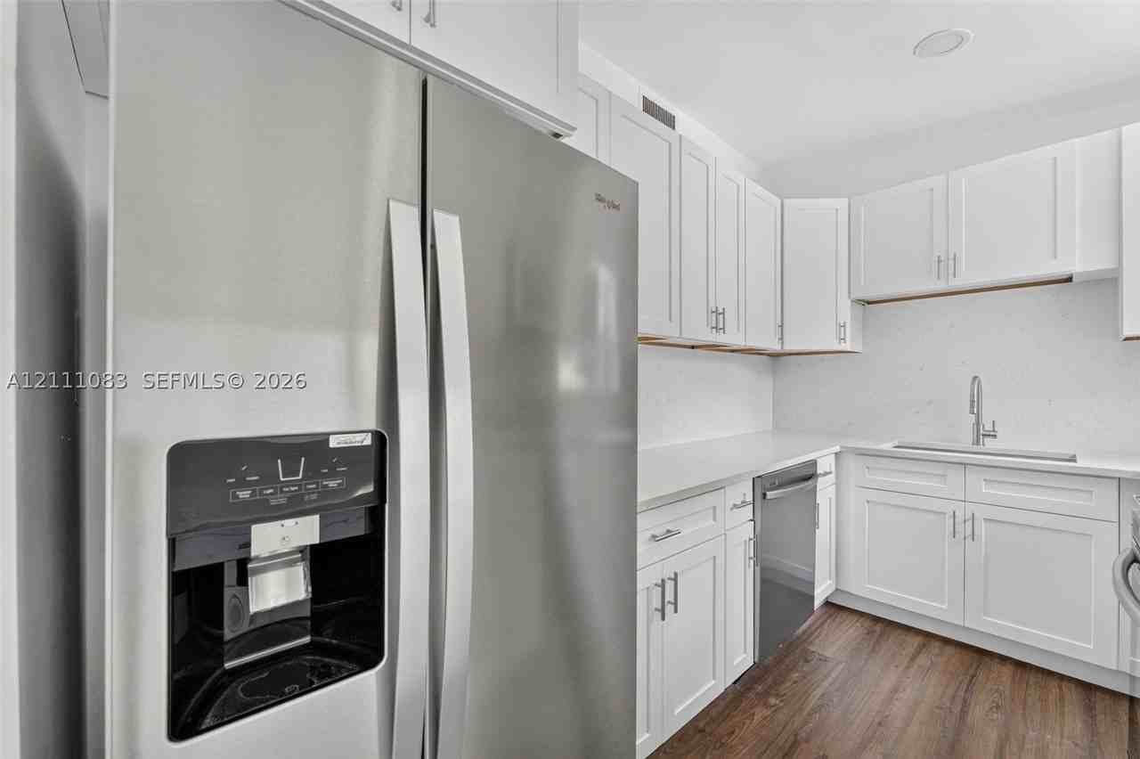 1616 Sw 9th St - Photo 3 of 27