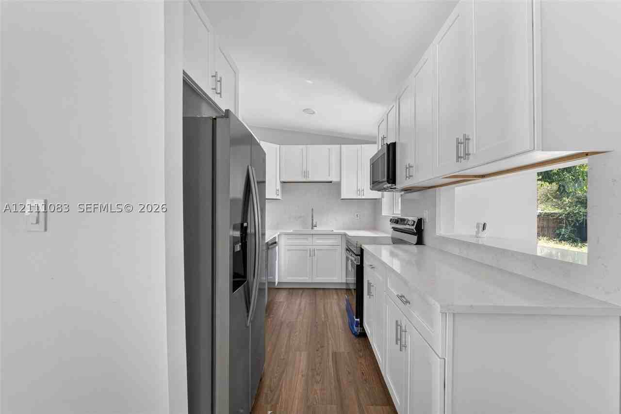 1616 Sw 9th St - Photo 4 of 27