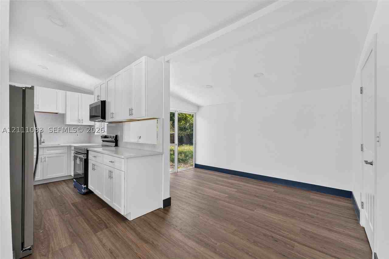 1616 Sw 9th St - Photo 5 of 27