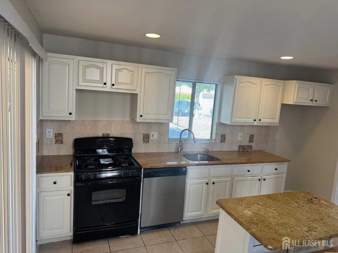 20 Denise Dr - Photo 5 of 20
