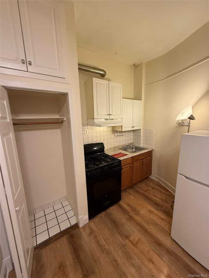 180 Willow St - Photo 2 of 12