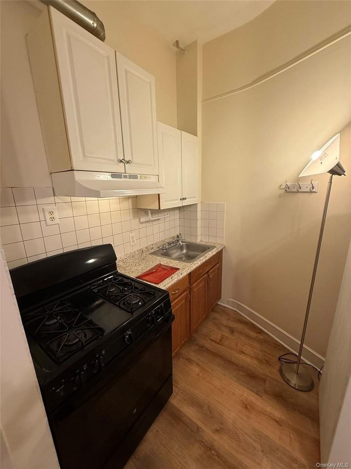 180 Willow St - Photo 3 of 12