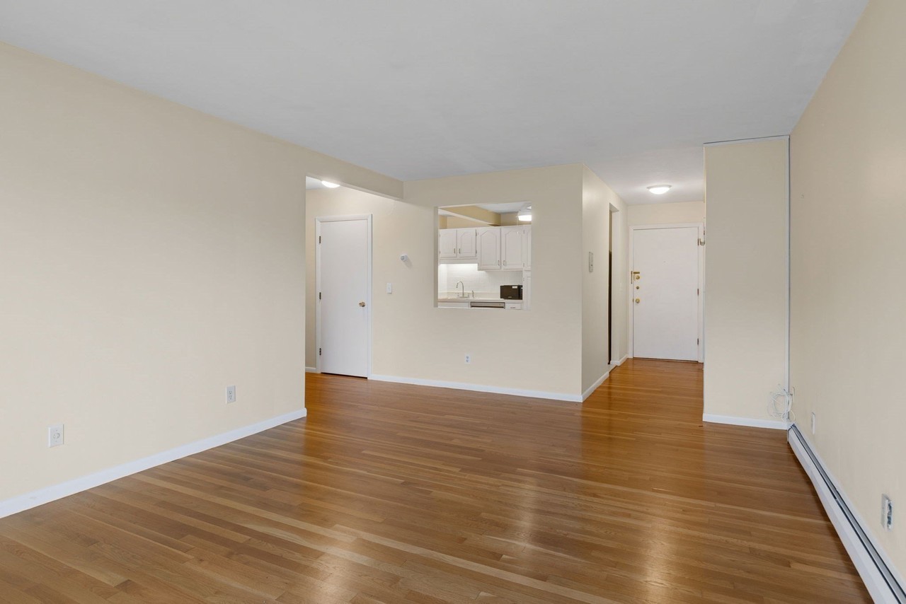 5 Linda Ln #4-4 - Photo 6 of 15
