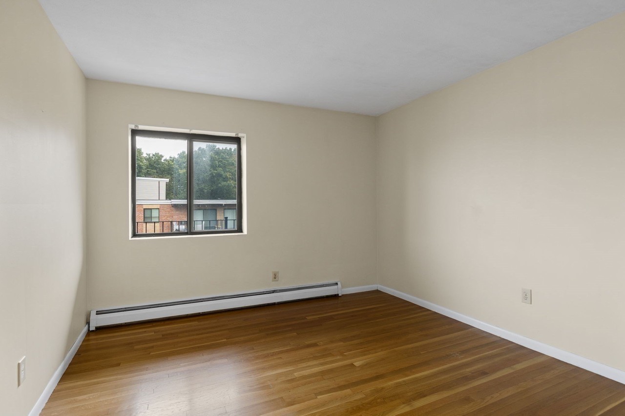 5 Linda Ln #4-4 - Photo 7 of 15