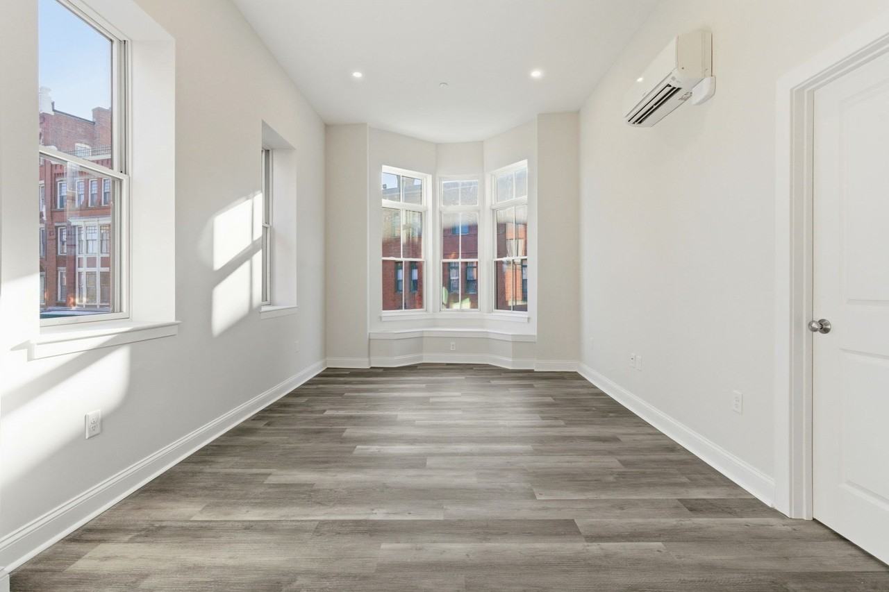 21 Essex St #301 - Photo 2 of 9