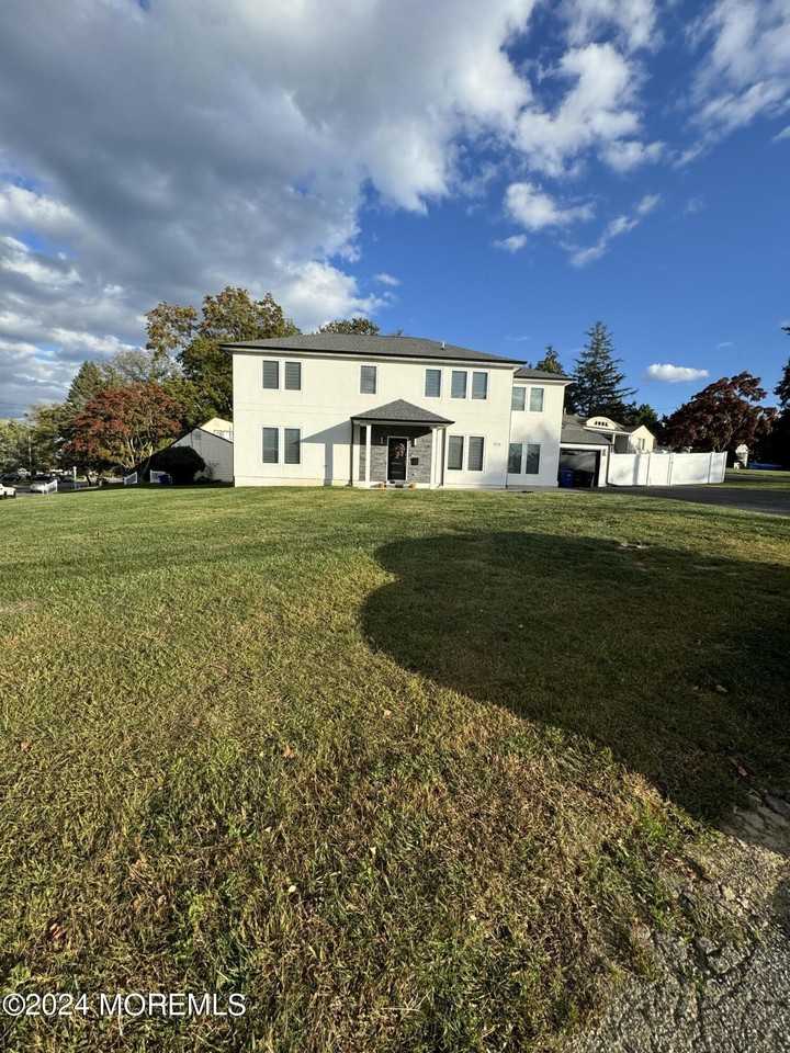 975 Van Court Ave - Photo 2 of 16