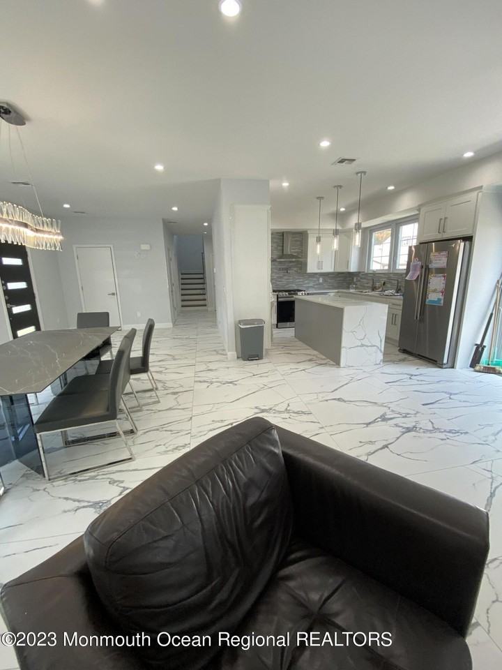 975 Van Court Ave - Photo 5 of 16