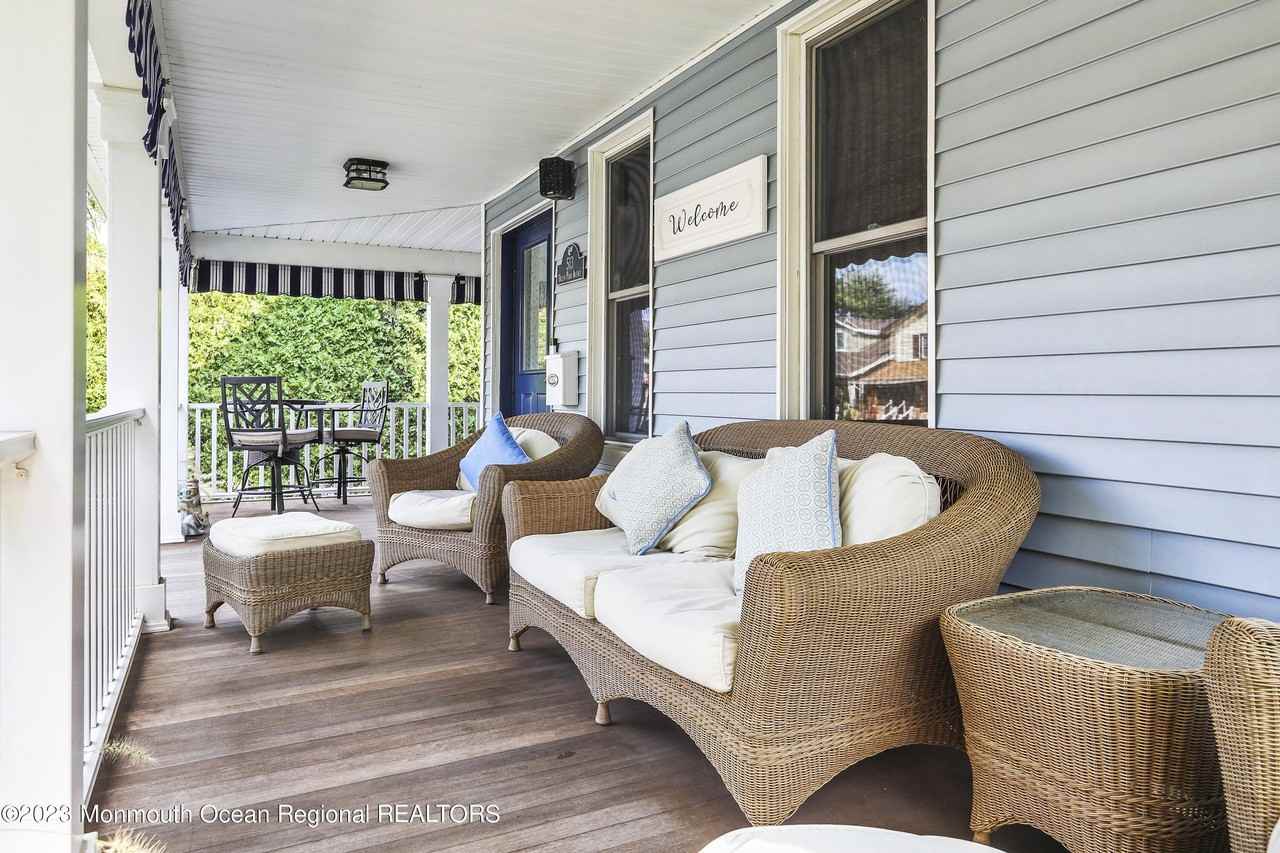 513 Ocean Park Ave - Photo 2 of 39
