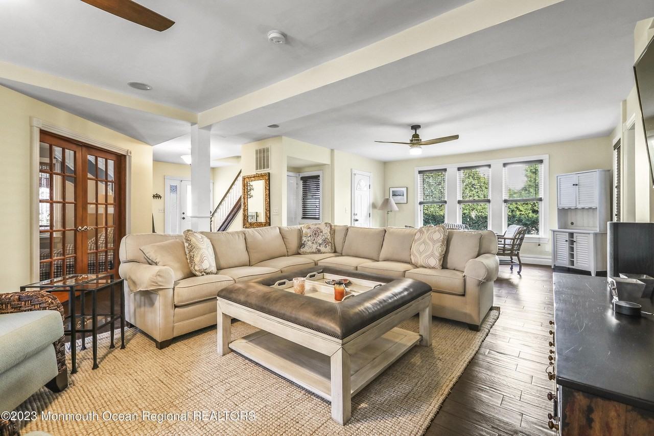 513 Ocean Park Ave - Photo 4 of 39