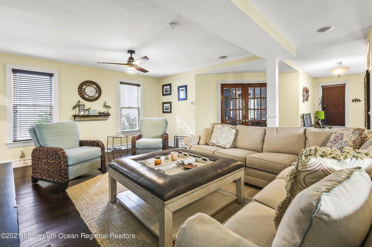 513 Ocean Park Ave - Photo 5 of 39