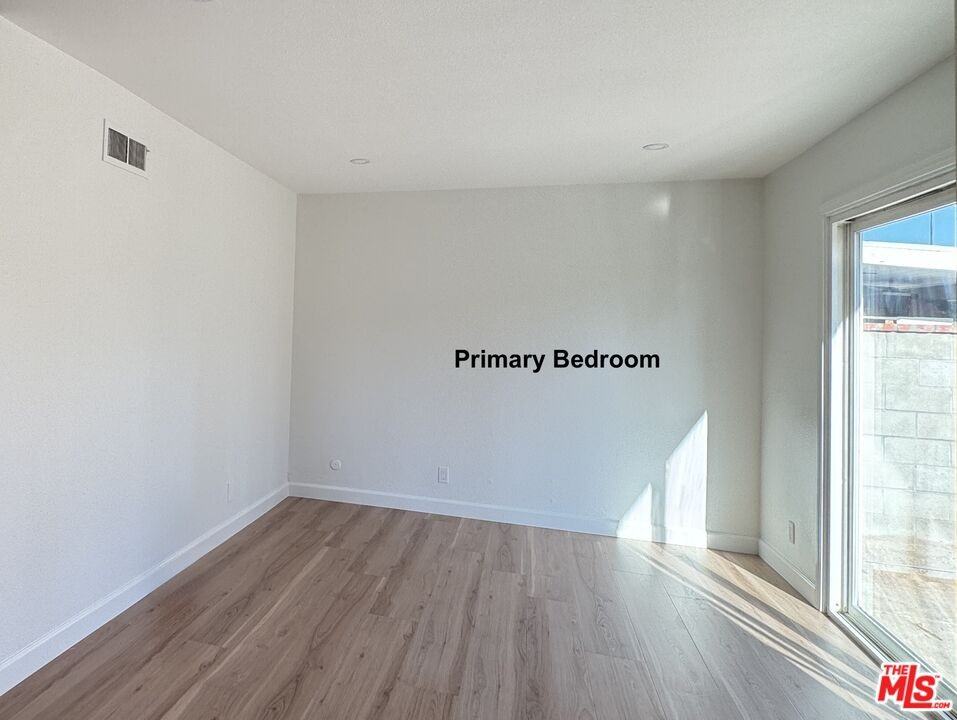 22136 Ballinger St - Photo 5 of 8