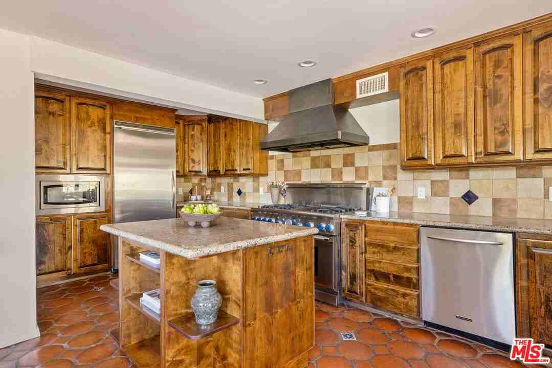 19805 Valley View Dr - Photo 3 of 8