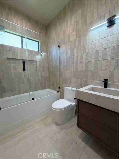 13720 Collins St - Photo 2 of 8