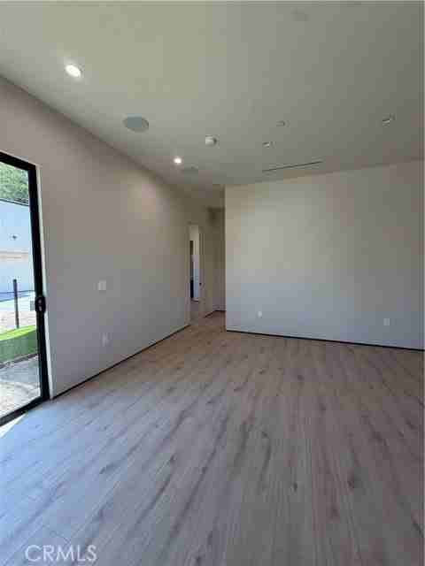 13720 Collins St - Photo 4 of 8