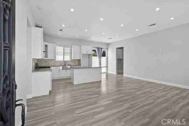 7819 Genesta Ave - Photo 4 of 8
