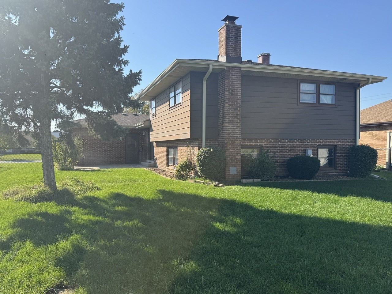 8124 167th Pl - Photo 2 of 17