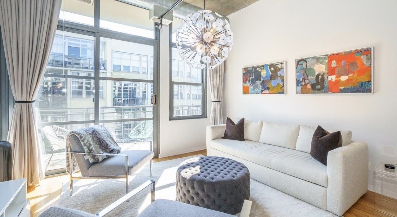 900 N Kingsbury St #1011 - Photo 2 of 13