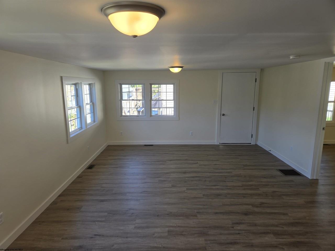 445 Center St - Photo 3 of 22
