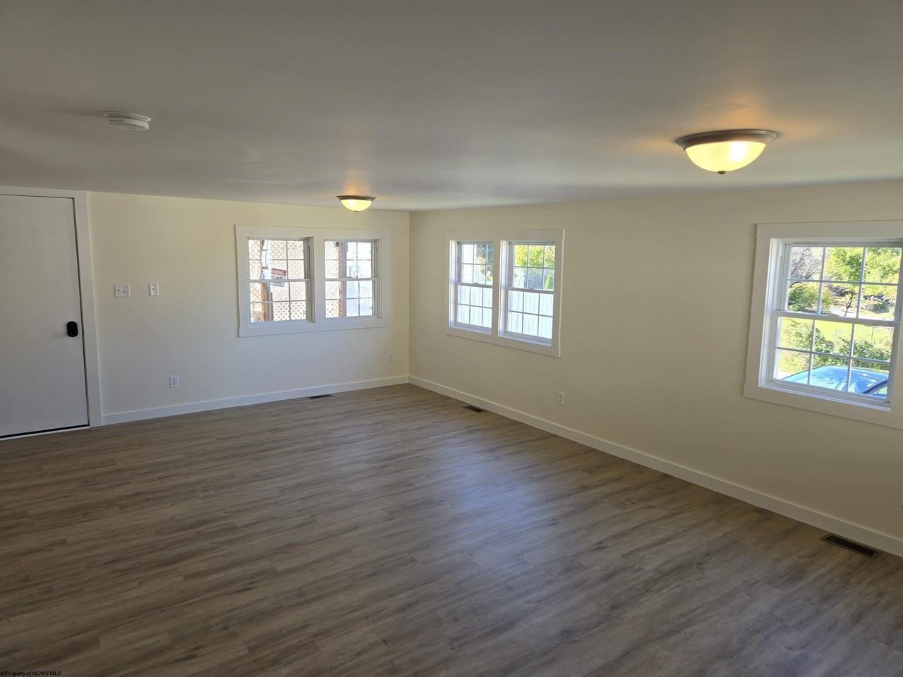 445 Center St - Photo 4 of 22