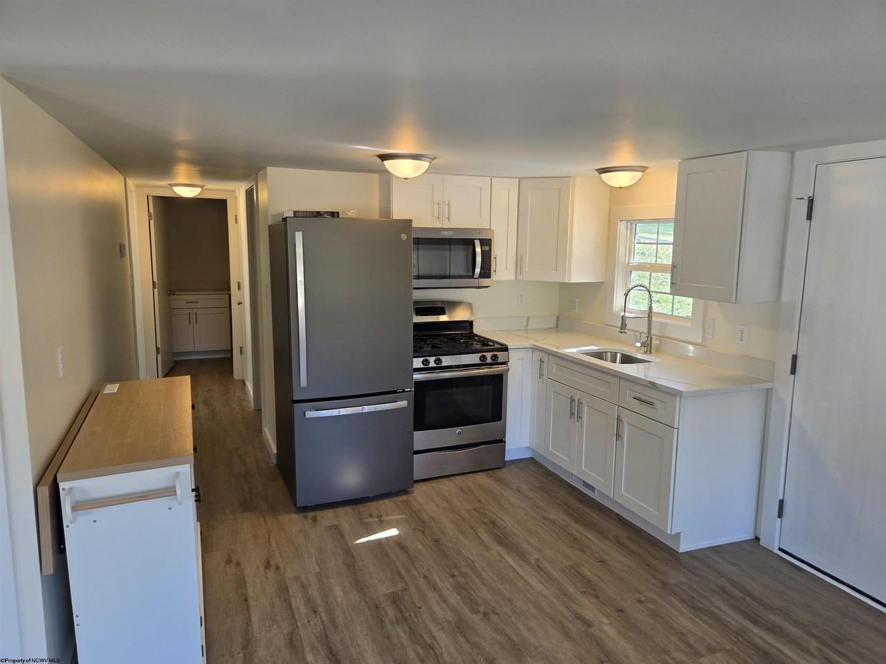 445 Center St - Photo 6 of 22