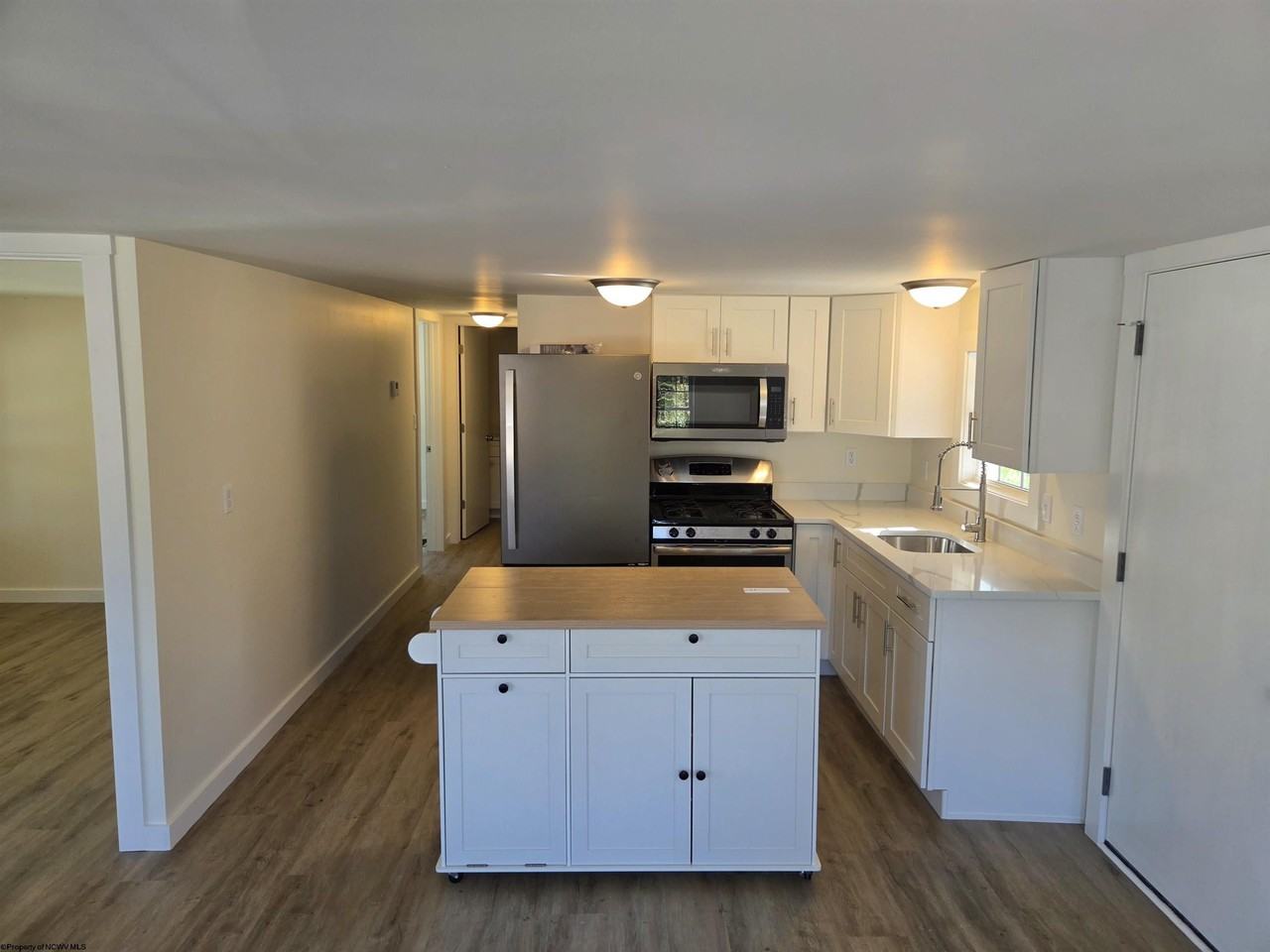 445 Center St - Photo 7 of 22