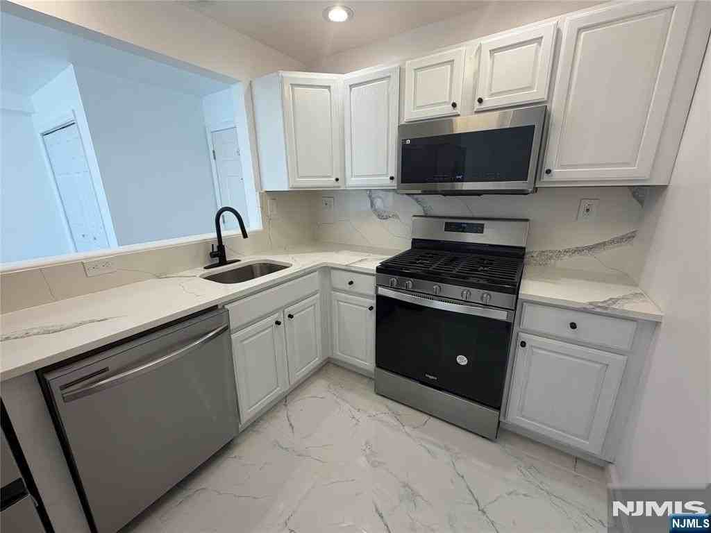 131 Clinton Pl #214 - Photo 6 of 18