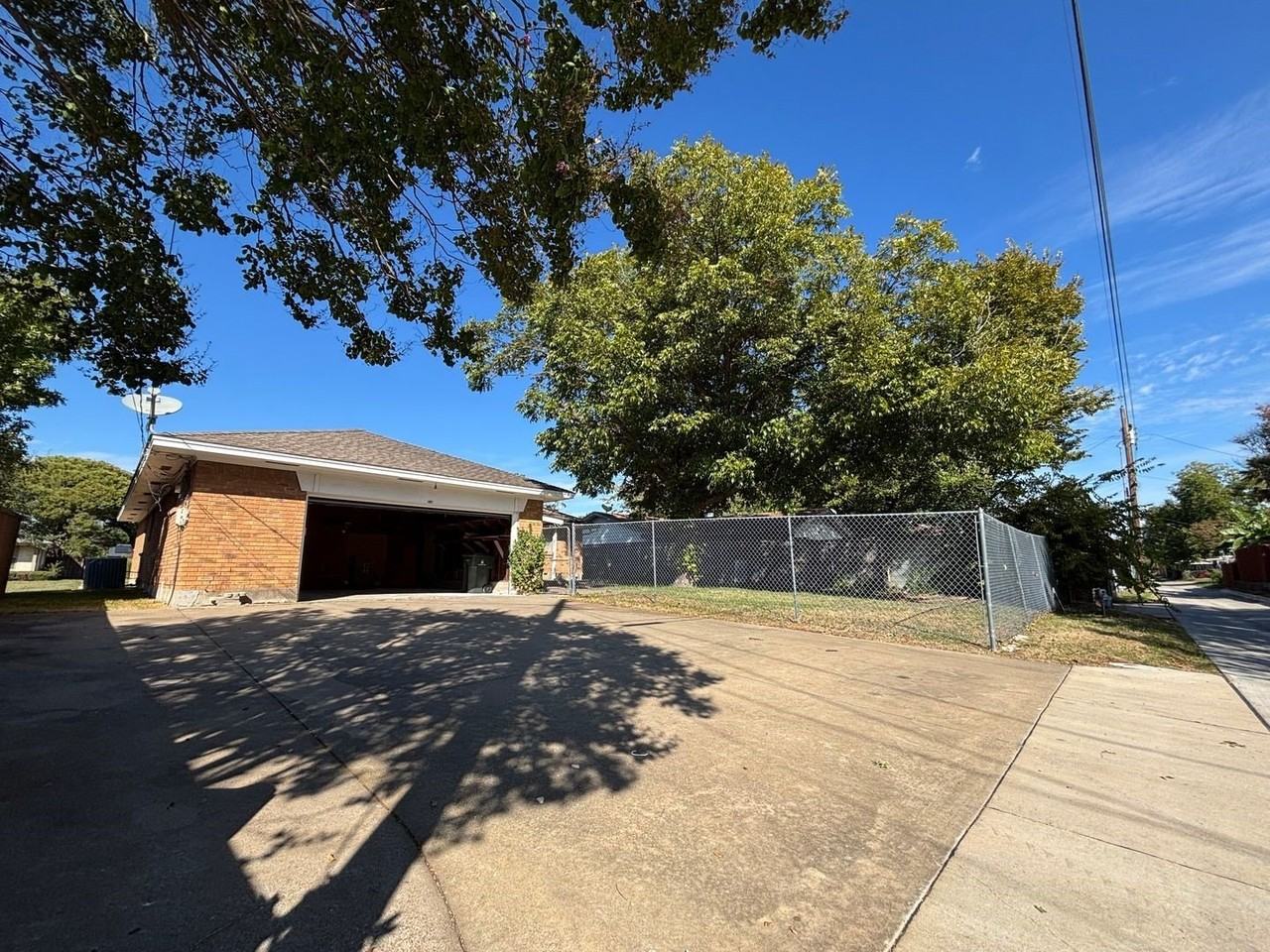 1814 Bardfield Ave - Photo 4 of 26