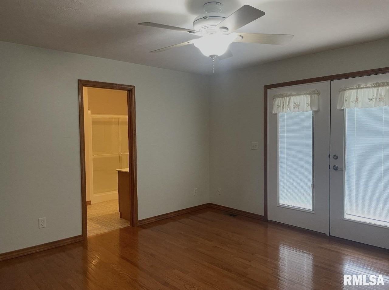 2442 Glencoe St - Photo 6 of 17