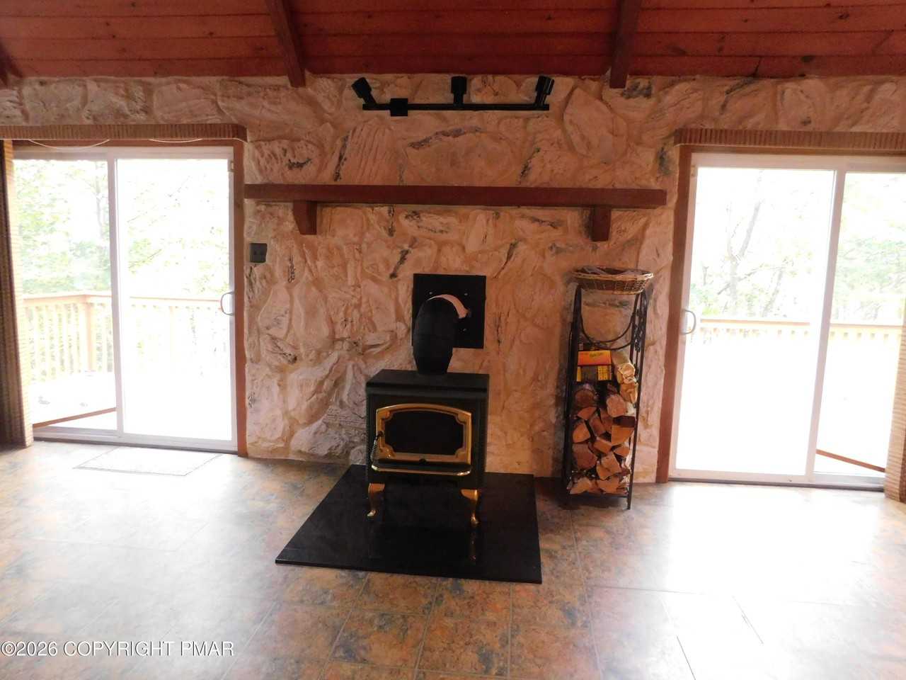 241 Regent St - Photo 3 of 15