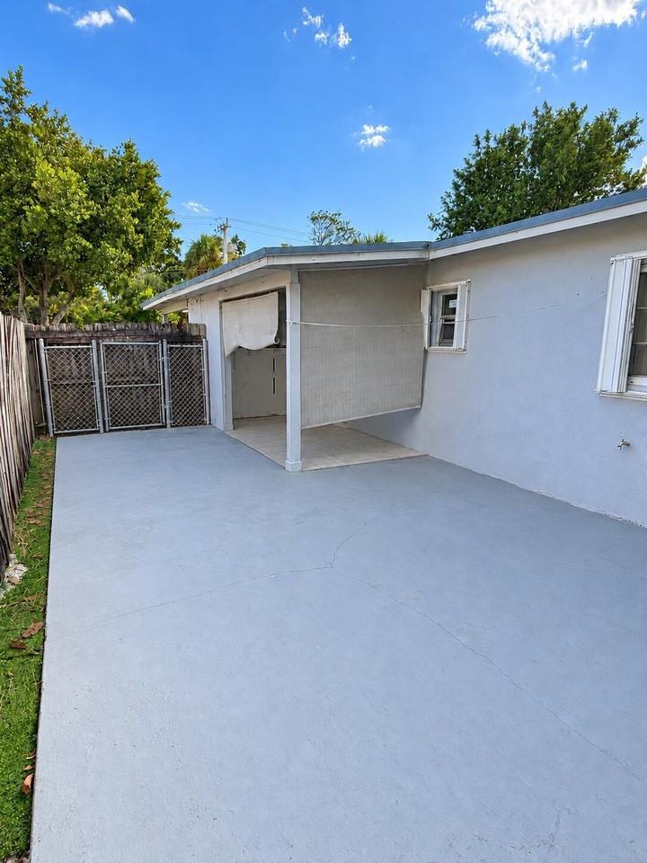 1041 Sw 32nd Ct - Photo 4 of 14