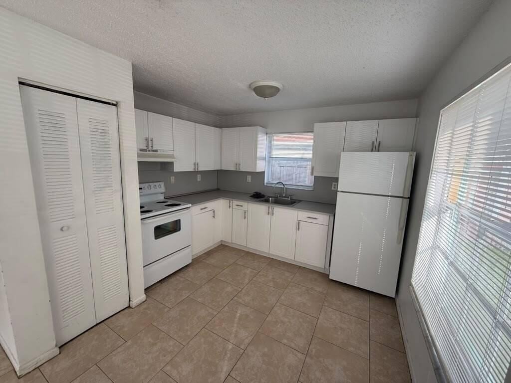 2223 Taylor St #5 - Photo 2 of 9