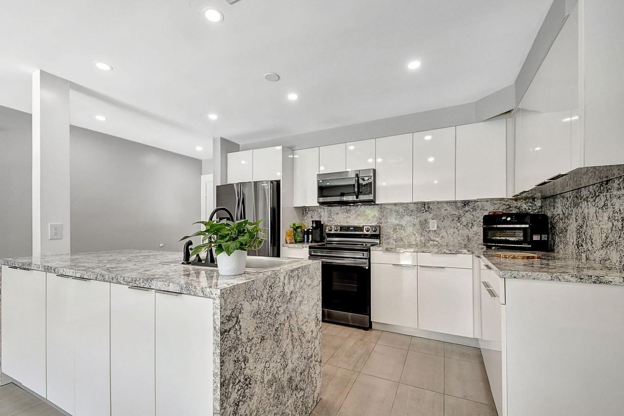 1343 W Ocean Ave - Photo 7 of 33