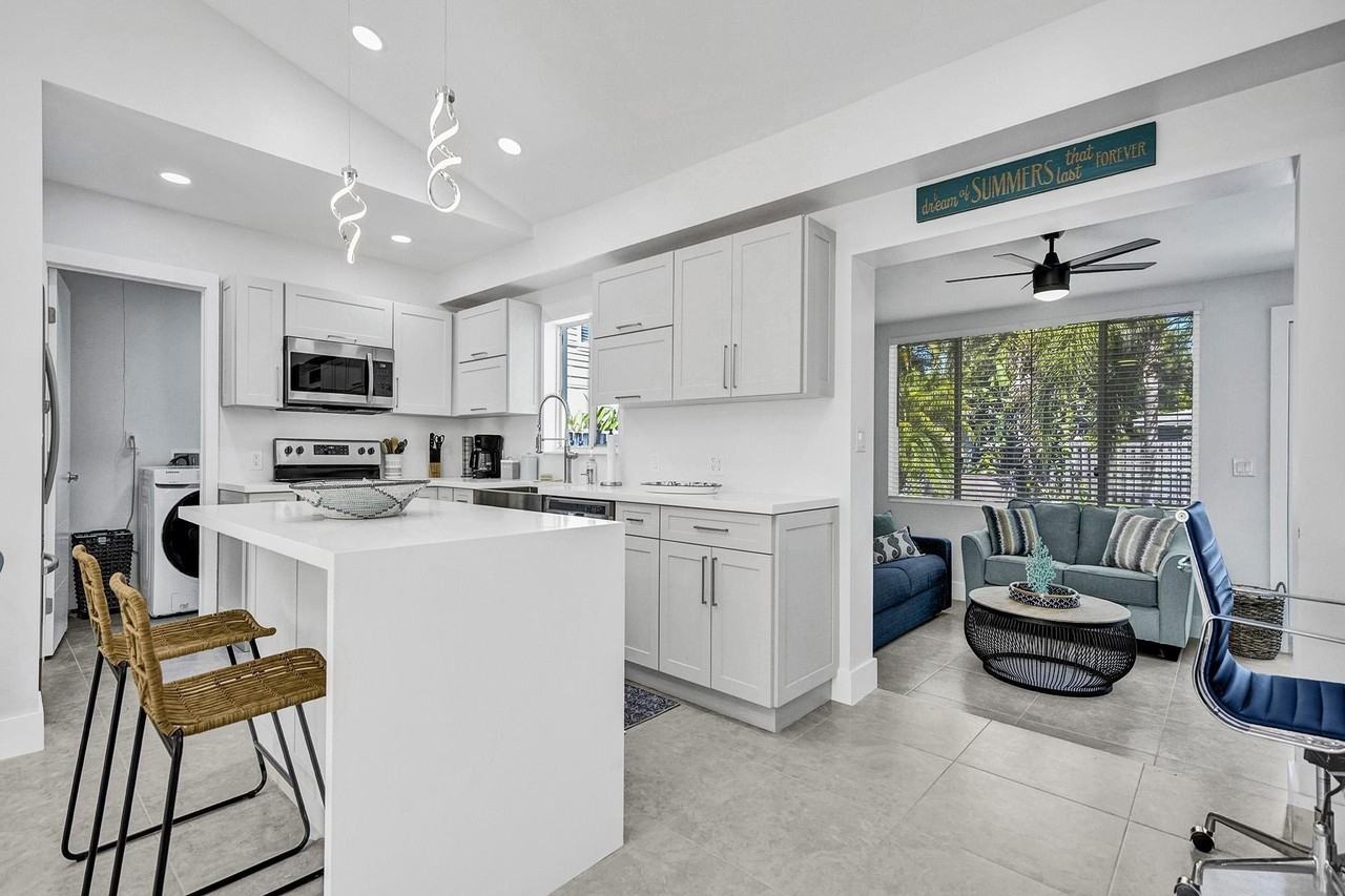 1100 Ne 17th Way - Photo 2 of 38