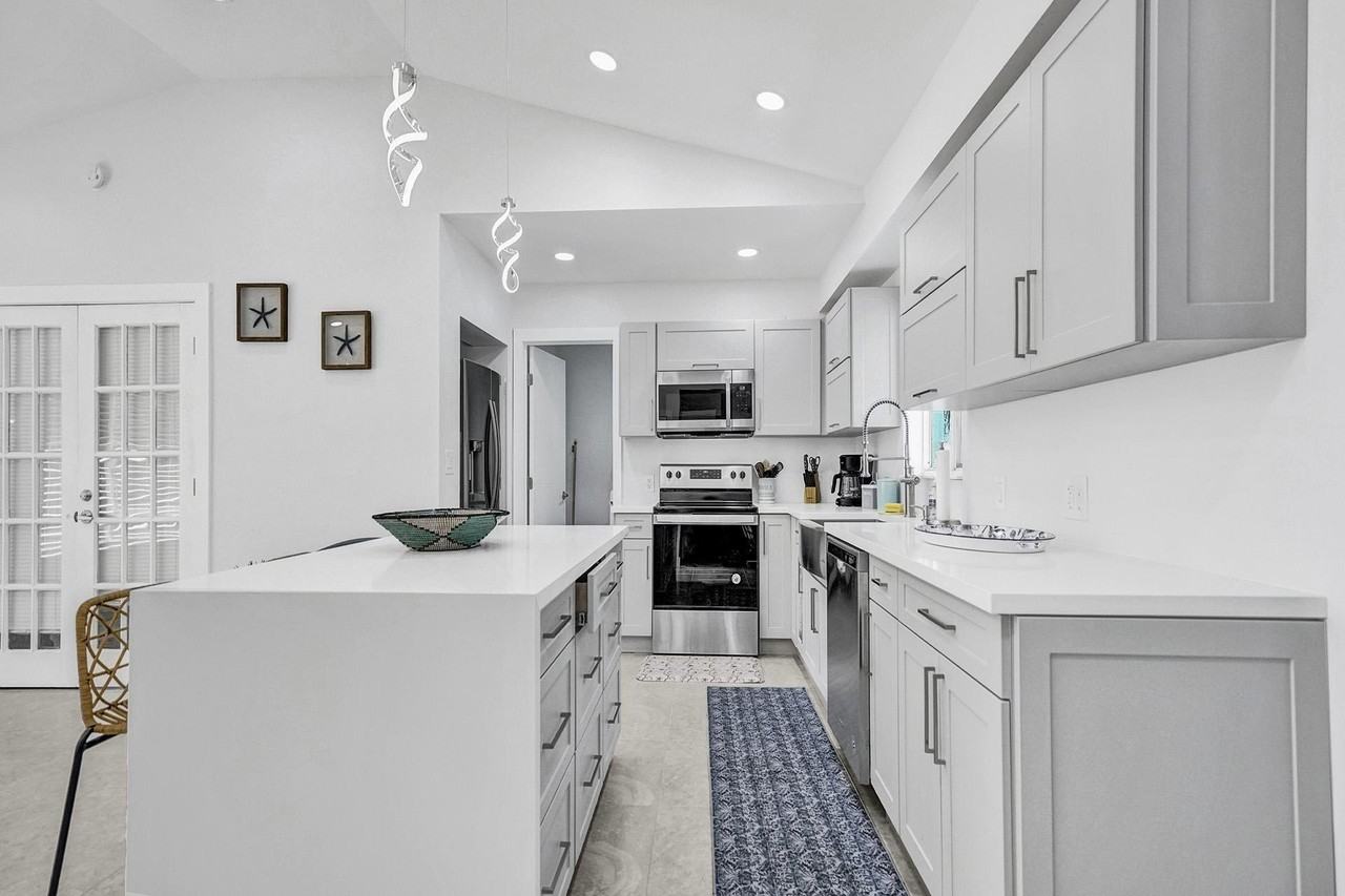 1100 Ne 17th Way - Photo 3 of 38
