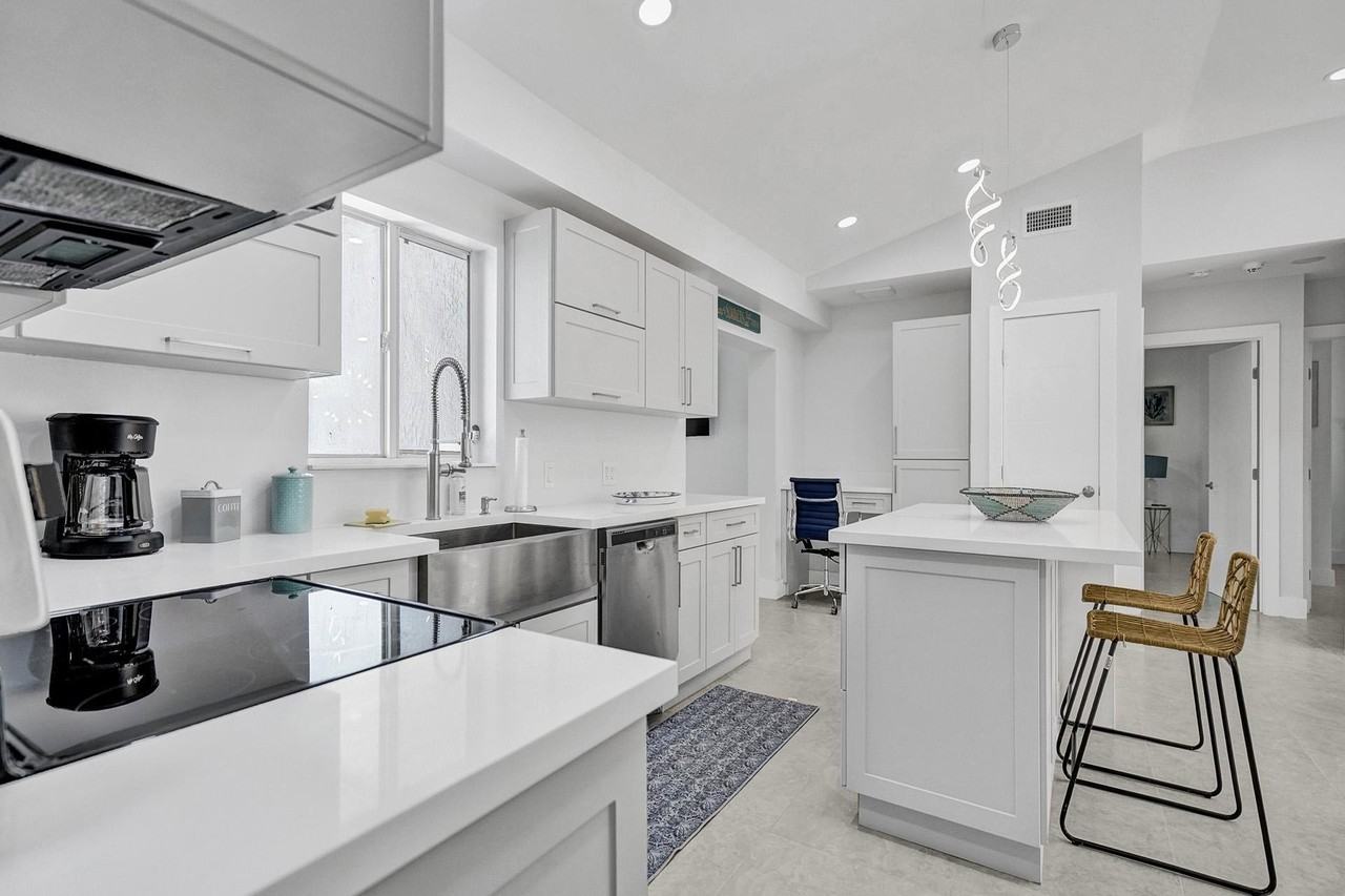 1100 Ne 17th Way - Photo 4 of 38