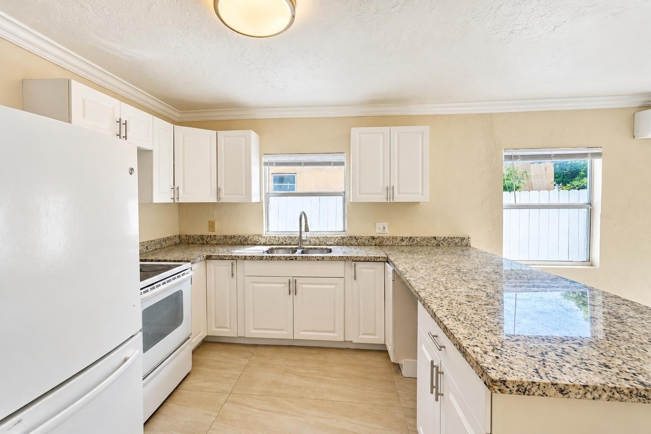 338 Sw 1st Ter #4 - Photo 6 of 17