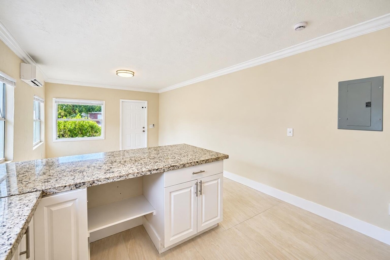 338 Sw 1st Ter #4 - Photo 7 of 17