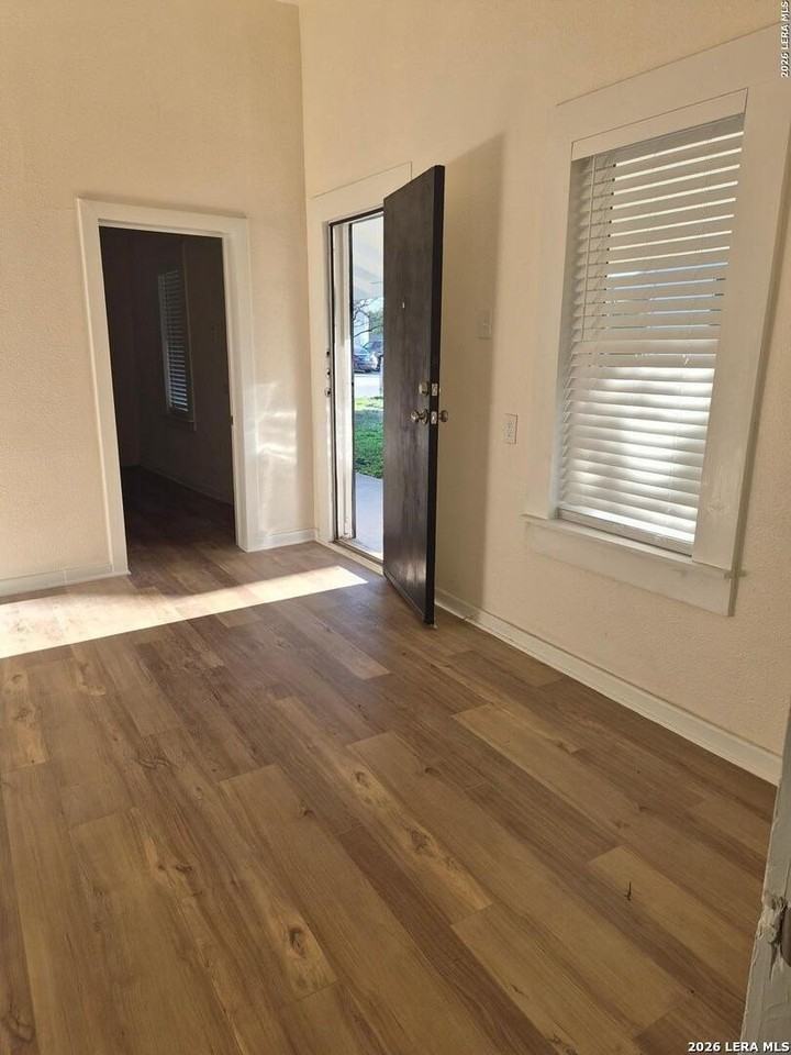 122 Lone Star Blvd - Photo 3 of 13