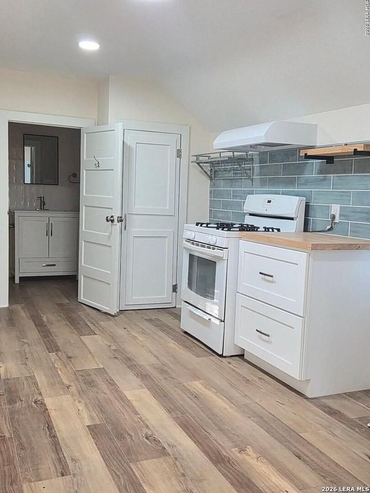 122 Lone Star Blvd - Photo 4 of 13