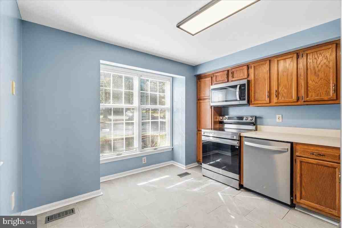 7991 Windsail Ct - Photo 7 of 37