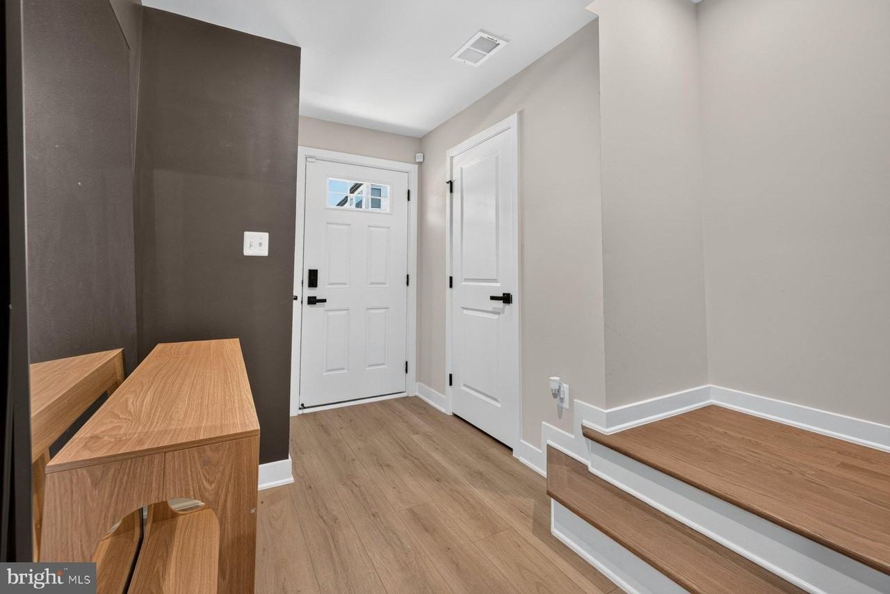 16108 Meadow Glenn Dr - Photo 3 of 50