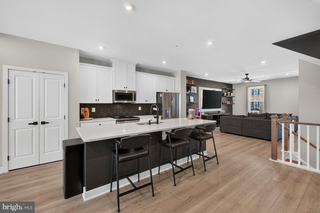 16108 Meadow Glenn Dr - Photo 4 of 50