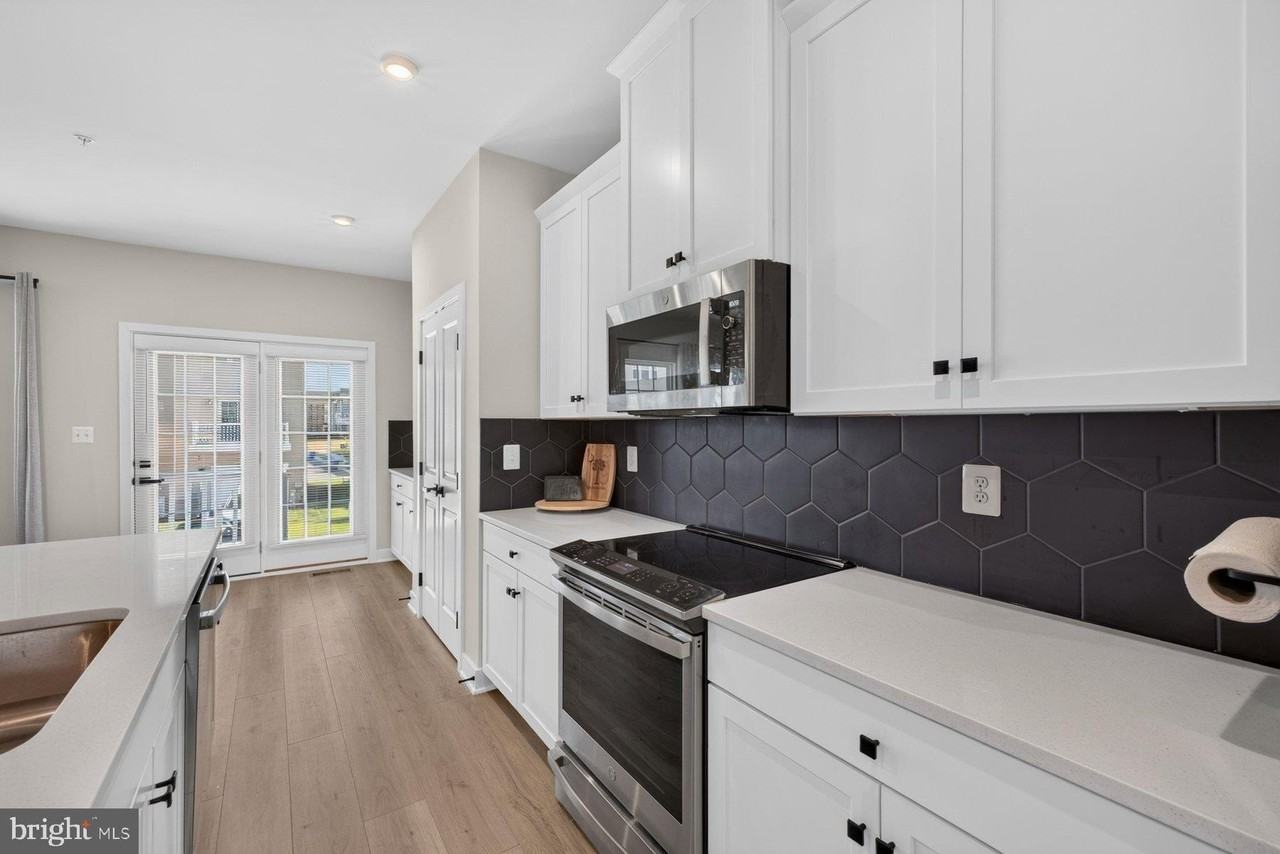 16108 Meadow Glenn Dr - Photo 5 of 50